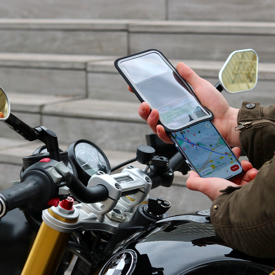 Inserisci il tuo smartphone in una delle nostre custodie magnetiche universali compatibili con la grande maggioranza dei telefoni sul mercato