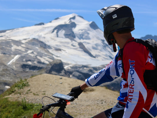 Support vélo Shapeheart fixé sur un cintre de VTT, mettant en avant sa compatibilité universelle et sa stabilité sur les terrains extrêmes.