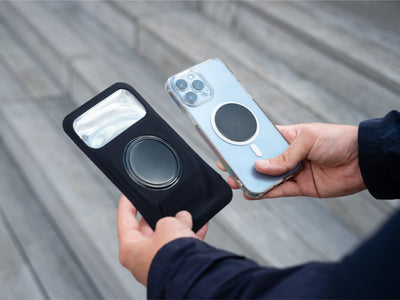 Presentazione fianco a fianco di un telefono dotato della custodia Shapeheart e di un altro con una placca metallica adesiva.