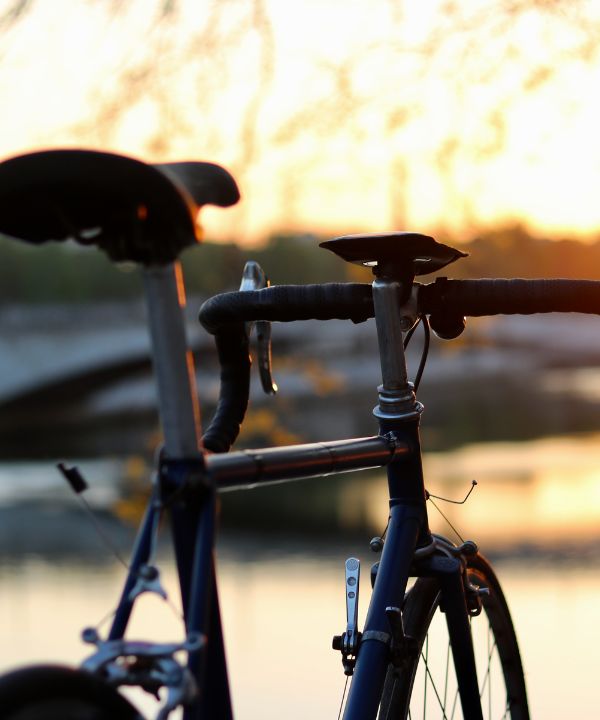 Zoom sur une selle ergonomique et un cuissard cycliste haut de gamme en pleine sortie longue distance.