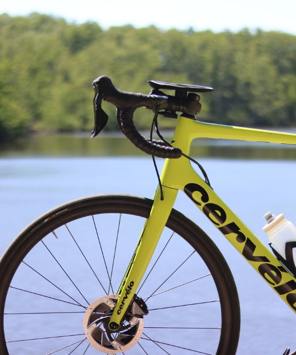 Deux bidons fixés sur un cadre de vélo, avec des barres énergétiques rangées dans une sacoche de cadre.