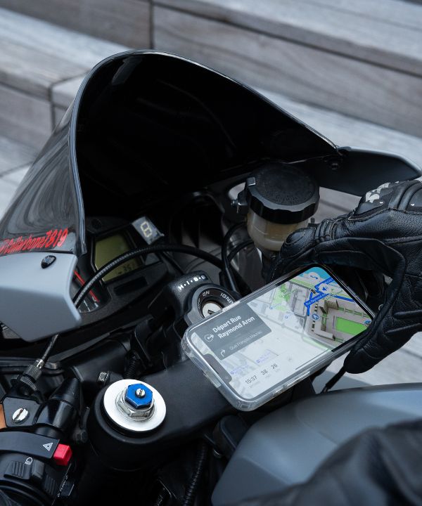 Écran TFT moderne sur une moto, connecté en Bluetooth avec navigation active.