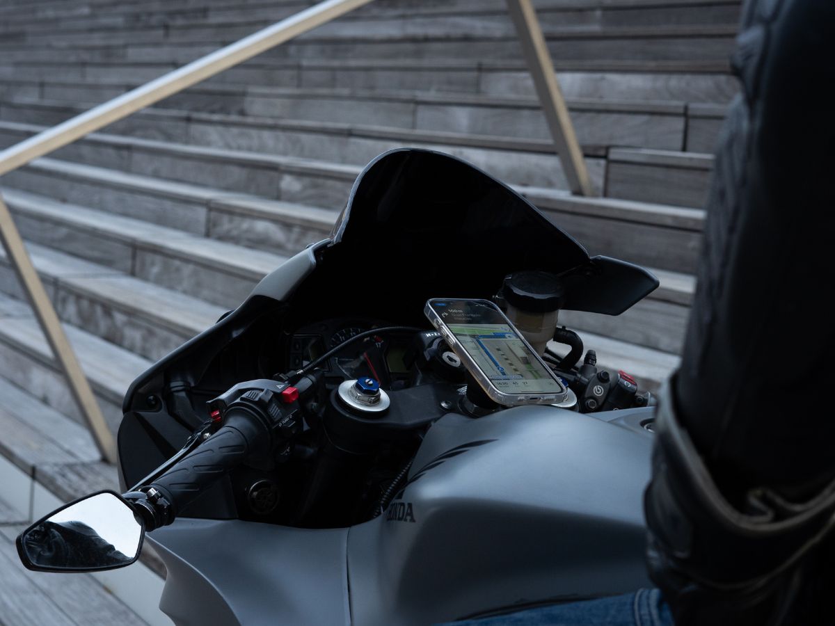 Affichage moto montrant les assistances actives comme l’ABS de virage et le contrôle de traction.