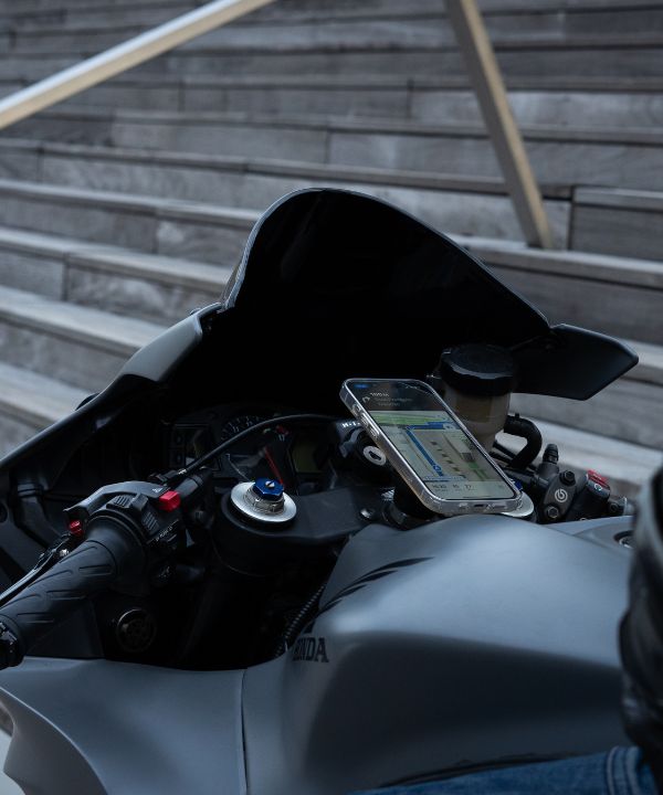 Affichage moto montrant les assistances actives comme l’ABS de virage et le contrôle de traction.