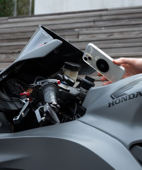 Support magnétique Shapeheart fixé au guidon, smartphone maintenu en sécurité et visible.