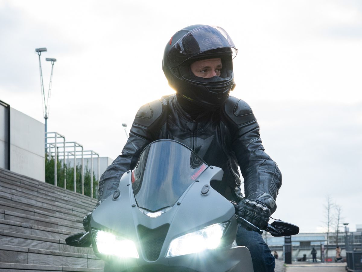 Casque moto avec intercom Bluetooth, utilisé pour communiquer pendant la conduite.