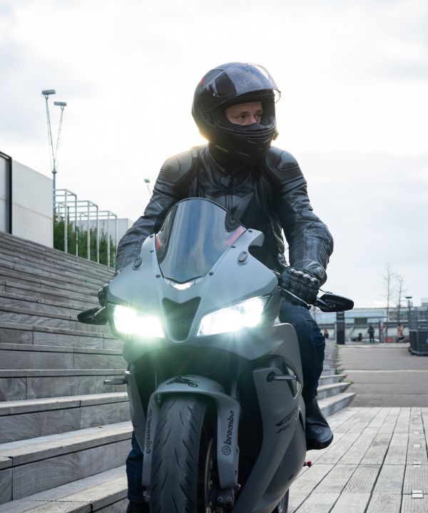 Casque moto avec intercom Bluetooth, utilisé pour communiquer pendant la conduite.
