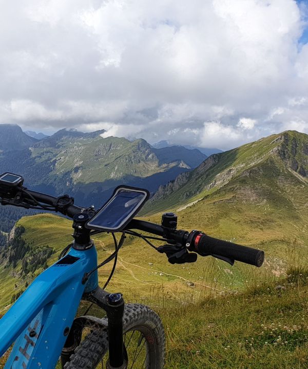 Comparaison de cartes GPS sur un écran de GPS vélo et un smartphone monté sur un guidon.