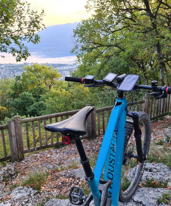 Cycliste consultant une carte sur son GPS dédié et un autre sur une appli mobile.