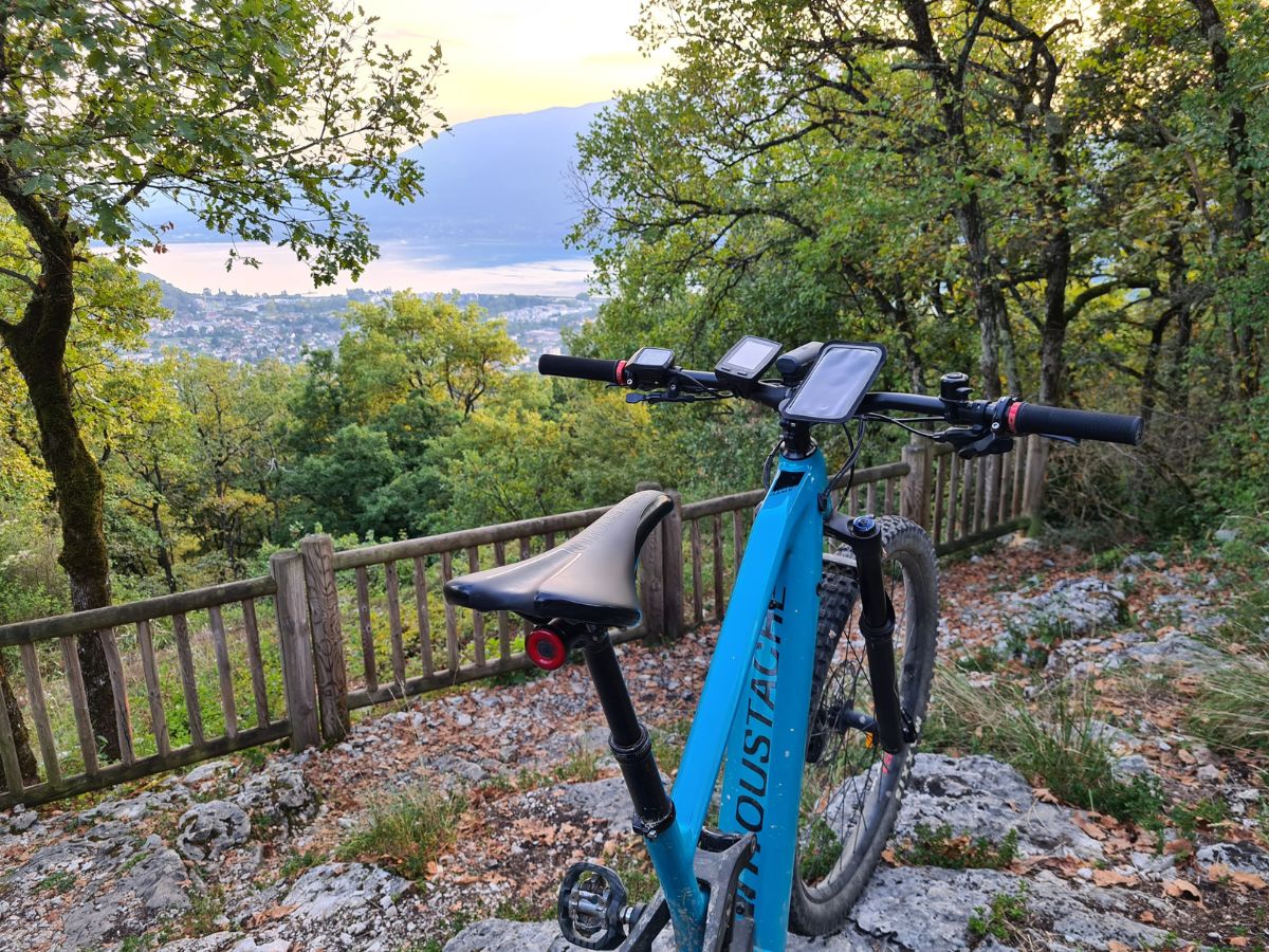 Cycliste consultant une carte sur son GPS dédié et un autre sur une appli mobile.