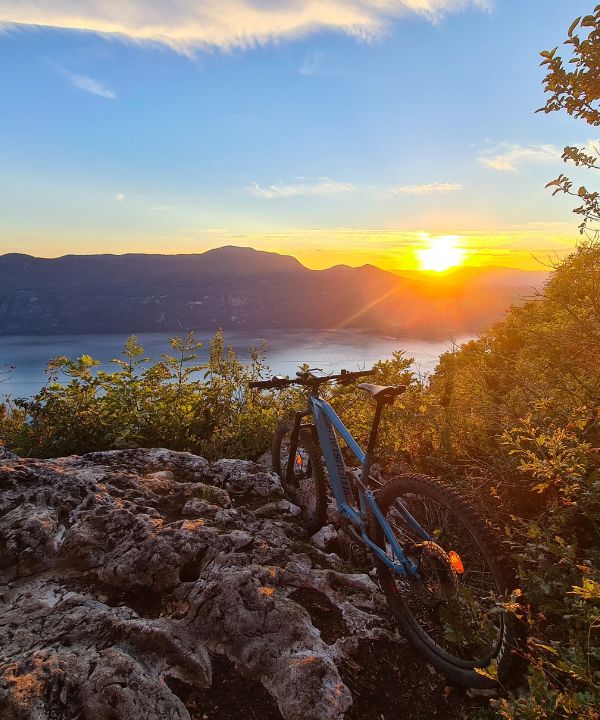 Smartphone et GPS côte à côte sur une table avec accessoires vélo.