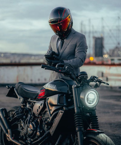 Support Shapeheart monté sur un guidon de moto avec navigation active en ville.