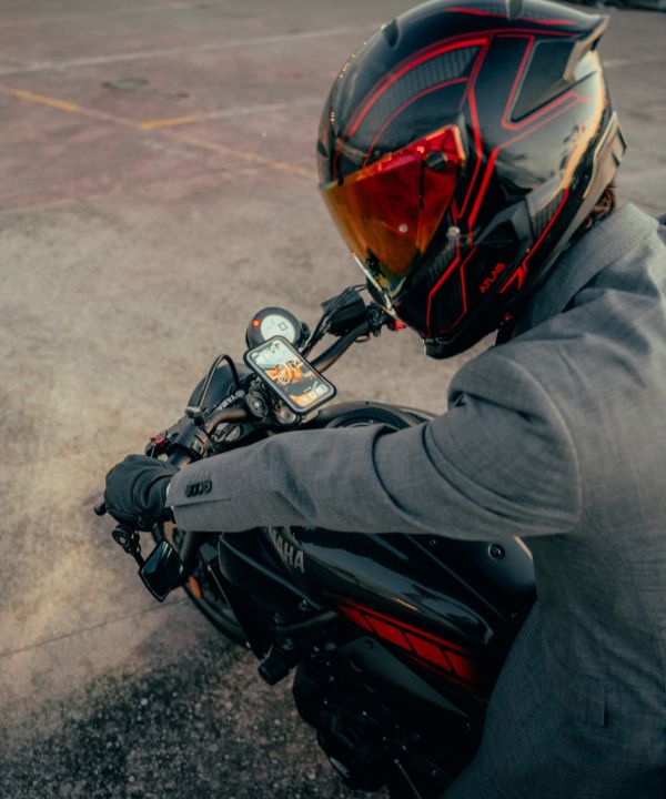 Contenu minimaliste d’un sac de motard : gants, antivol compact, powerbank.