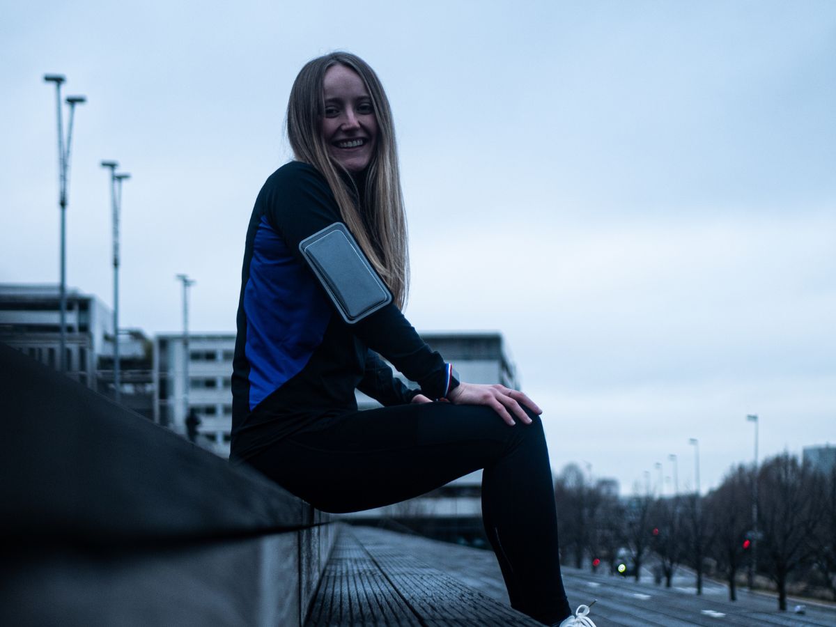 Brassard Shapeheart fixé sur le bras d’un coureur en pleine course.