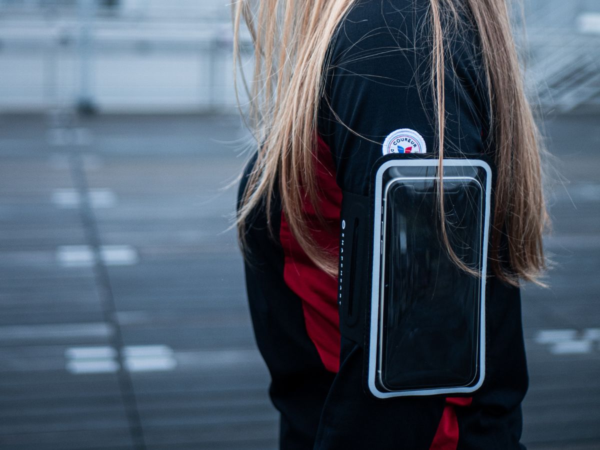 Coureur glissant un gel dans une poche intégrée à son short de running.