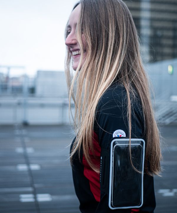 Coureur glissant un gel dans une poche intégrée à son short de running.