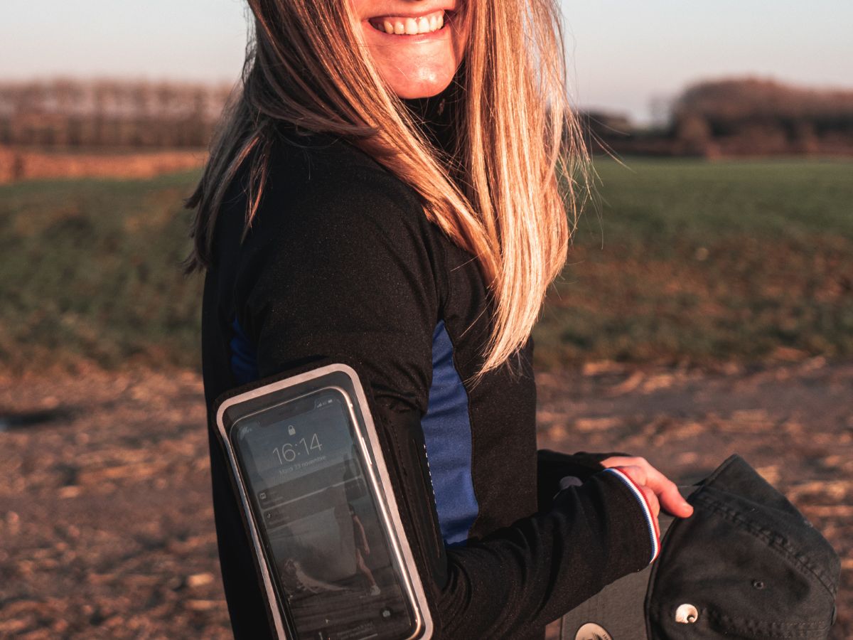 Runner écoutant de la musique avec des écouteurs sans fil pendant un entraînement.