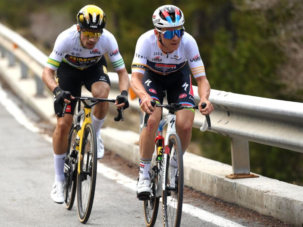 Evenepoel et Roglič en plein effort dans une étape vallonnée.