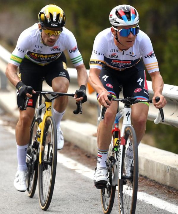 Evenepoel et Roglič en plein effort dans une étape vallonnée.