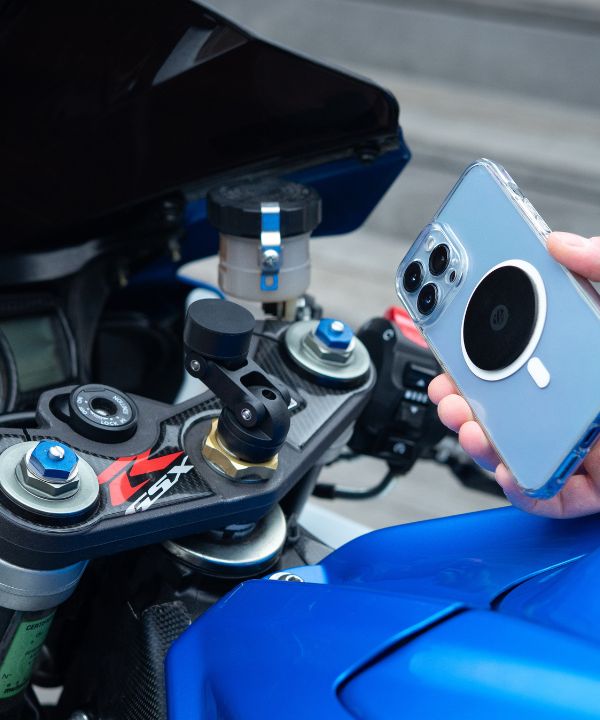 Le MINI-BOOST permet de mieux organiser votre poste de pilotage moto. Un support plus compact pour une configuration claire, fonctionnelle et ergonomique.