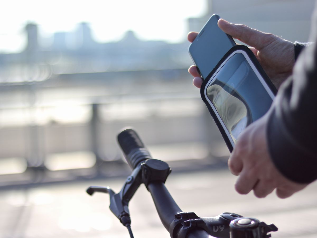 Le support Shapeheart permet un accès rapide au téléphone, sans perdre de temps lors des trajets urbains quotidiens.