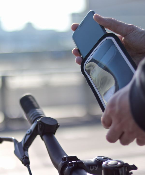Le support Shapeheart permet un accès rapide au téléphone, sans perdre de temps lors des trajets urbains quotidiens.