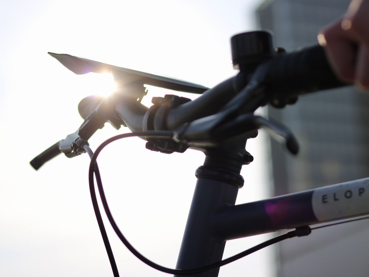 Utiliser un support magnétique réduit les distractions et améliore la sécurité tout en gardant un œil sur l’essentiel.