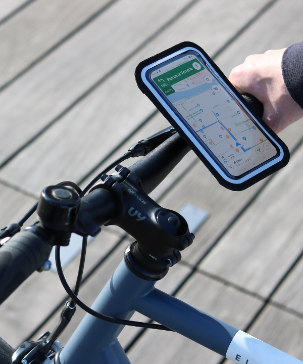 Le support Shapeheart reste stable même sur les routes irrégulières, et protège le téléphone des intempéries grâce à sa pochette étanche.