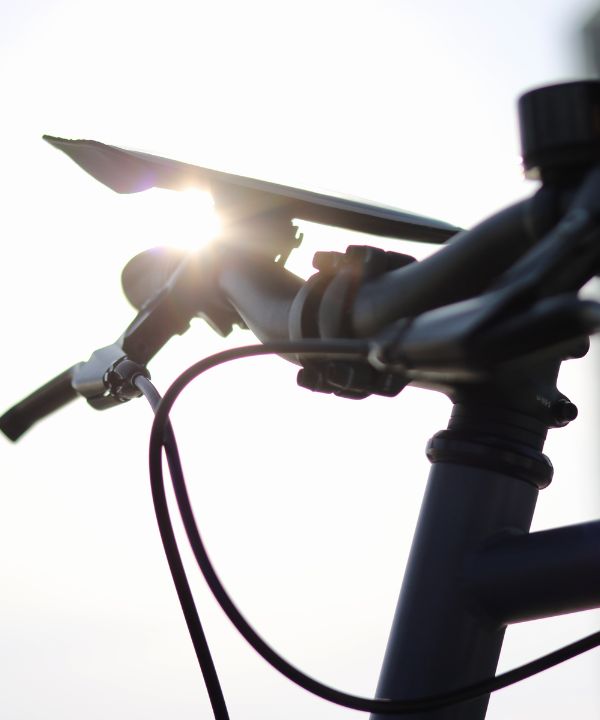 Utiliser un support magnétique réduit les distractions et améliore la sécurité tout en gardant un œil sur l’essentiel.