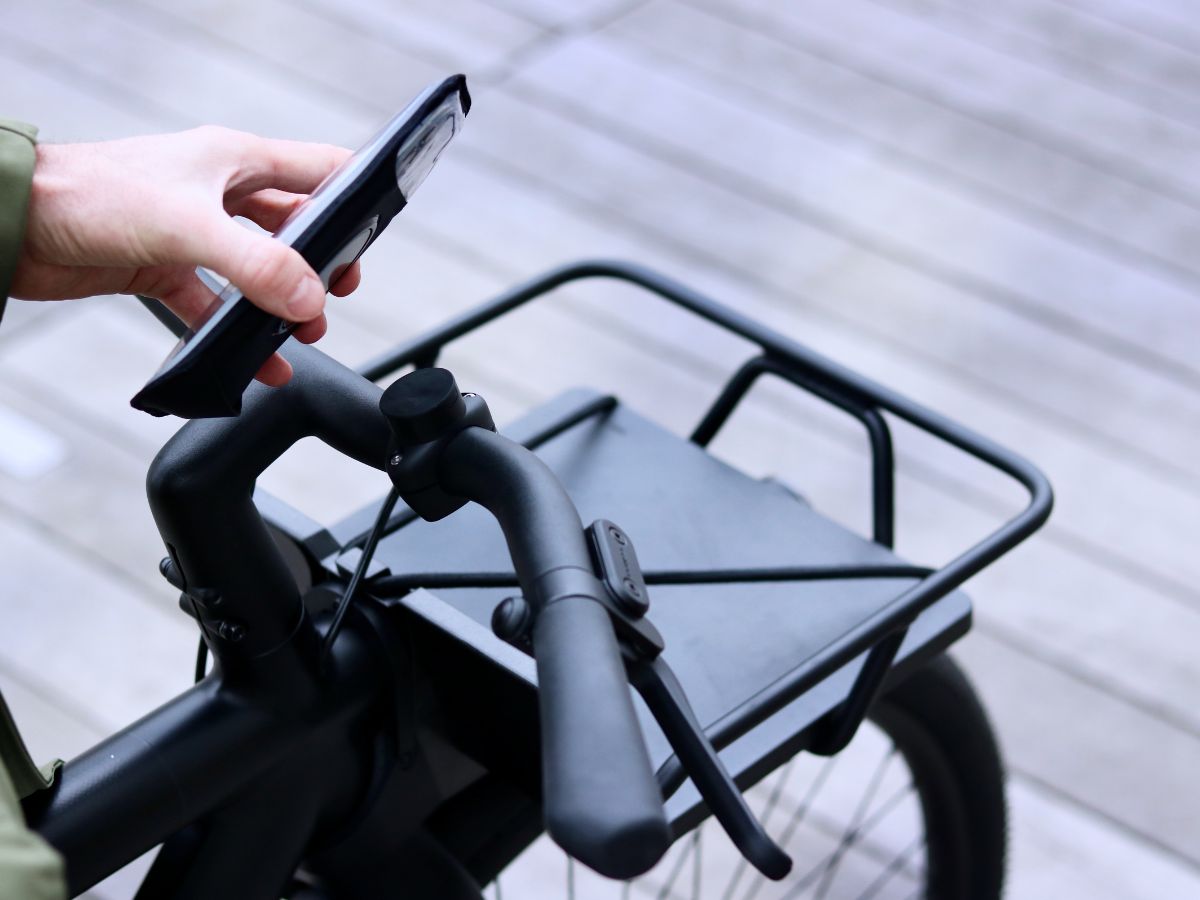 Deux systèmes de fixation sont disponibles pour s’adapter à tous les cyclistes : rapide en silicone ou vissé pour plus de robustesse.