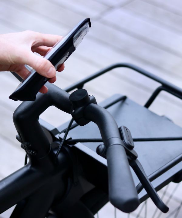 Deux systèmes de fixation sont disponibles pour s’adapter à tous les cyclistes : rapide en silicone ou vissé pour plus de robustesse.