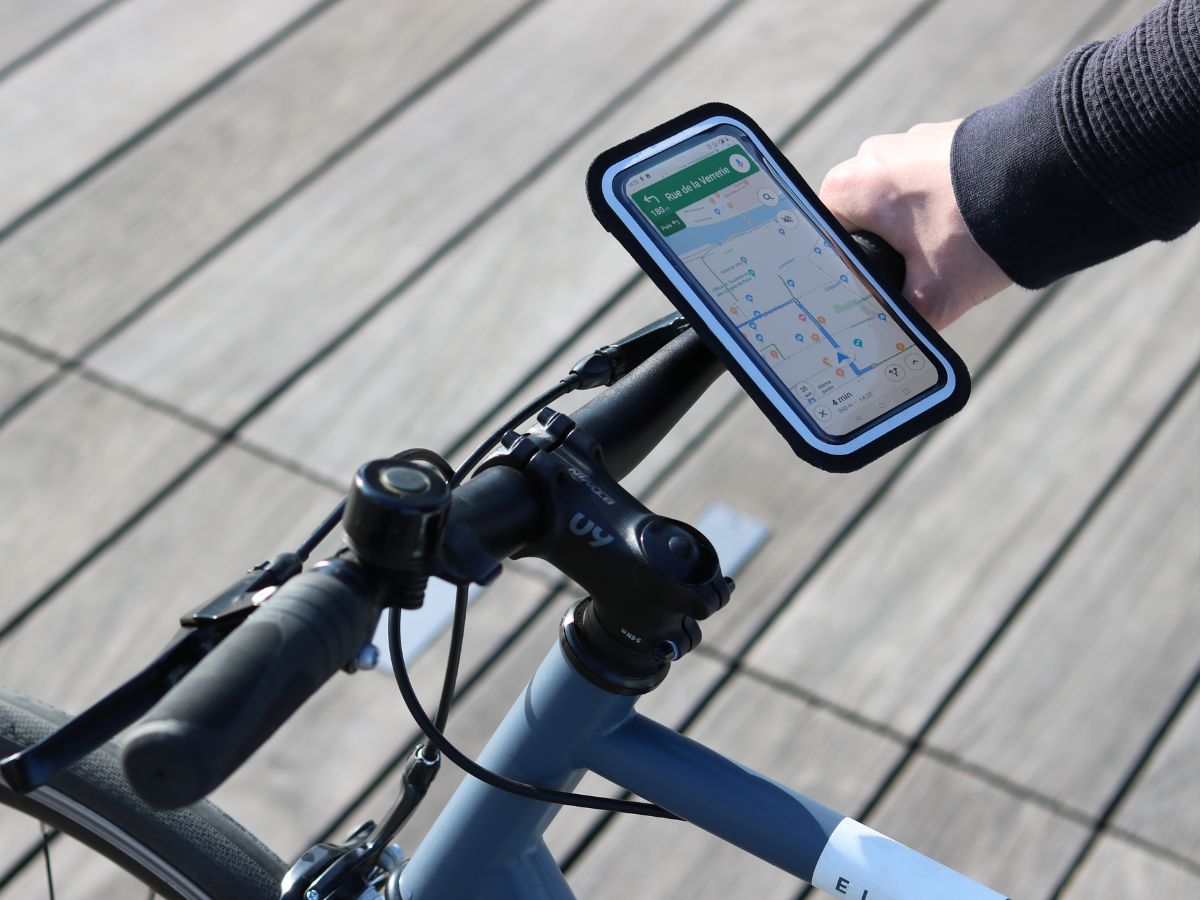Le support Shapeheart reste stable même sur les routes irrégulières, et protège le téléphone des intempéries grâce à sa pochette étanche.