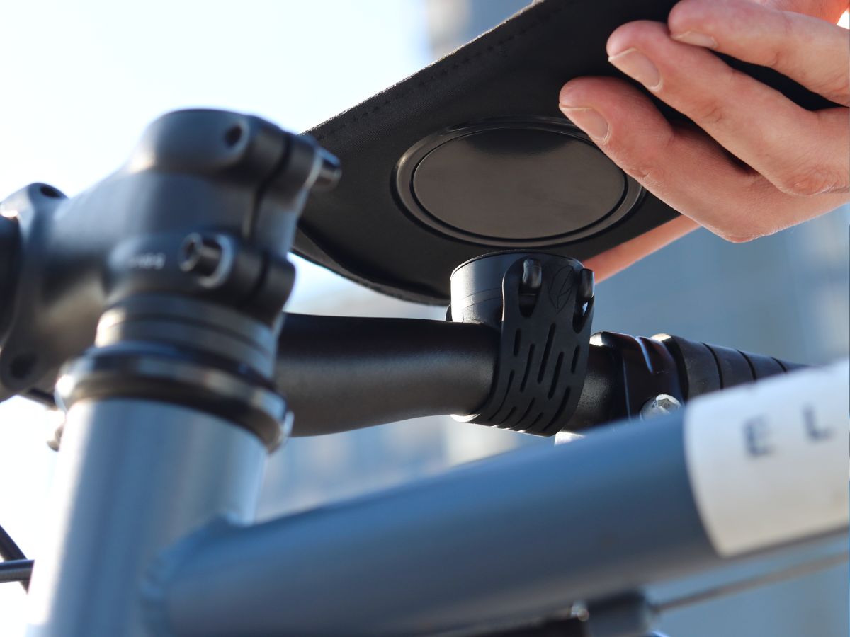 Son design discret s’intègre à tous les vélos, et sa compatibilité durable en fait un accessoire utile et réutilisable.