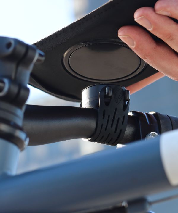 Son design discret s’intègre à tous les vélos, et sa compatibilité durable en fait un accessoire utile et réutilisable.