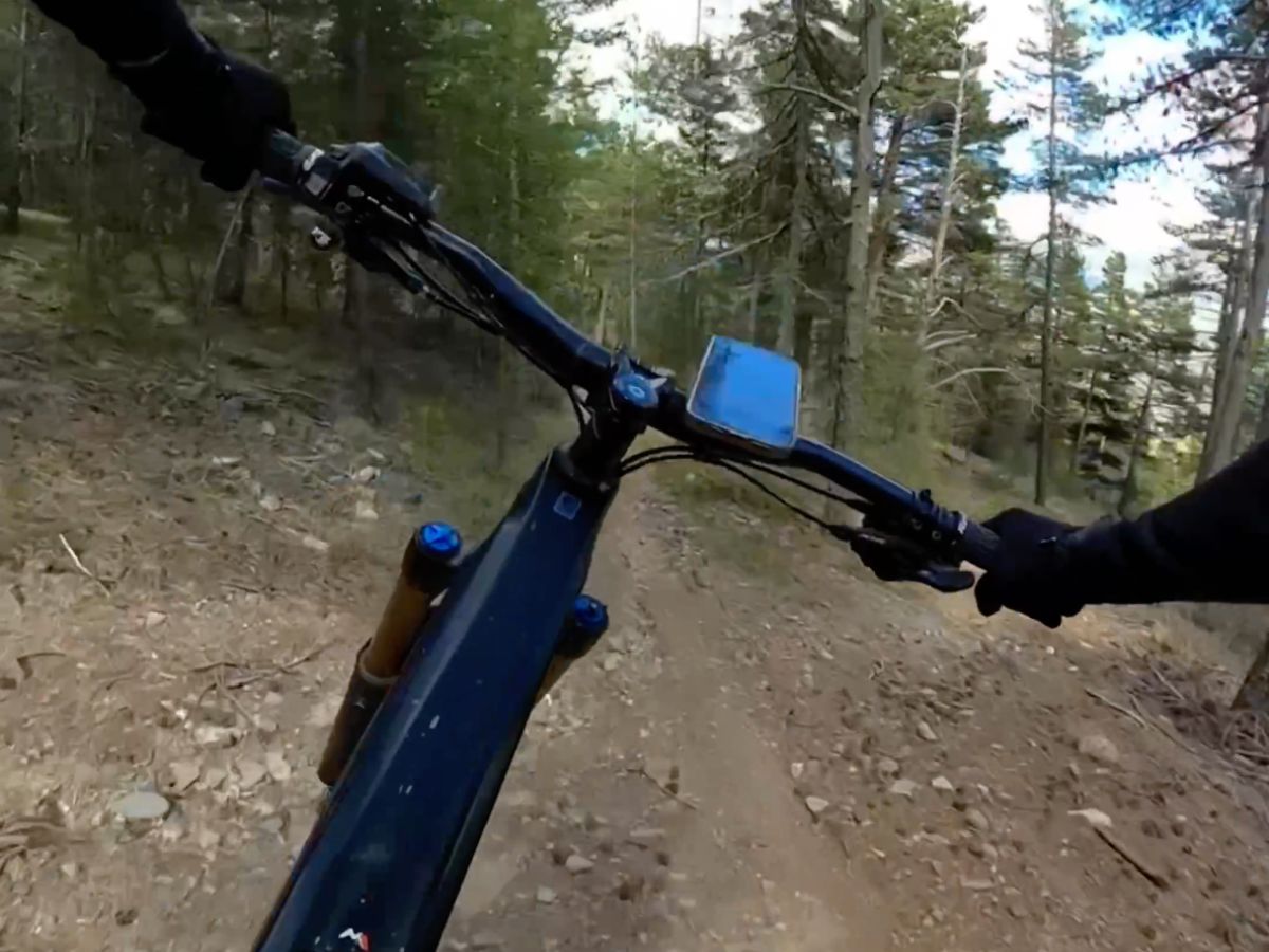 Un rider tout-terrain validant l’efficacité du support Shapeheart après une session intense dans des conditions réelles.