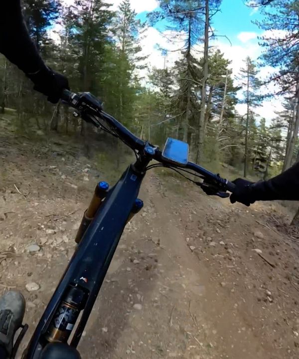 Un rider tout-terrain validant l’efficacité du support Shapeheart après une session intense dans des conditions réelles.