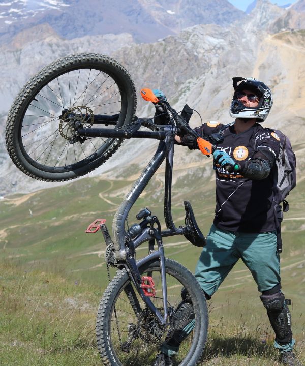 Vélo prêt à descendre avec un support Shapeheart visible, résumé visuel de l’importance de rouler connecté et bien équipé.