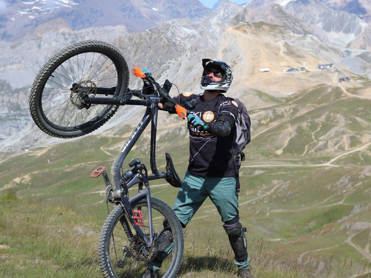 Vélo prêt à descendre avec un support Shapeheart visible, résumé visuel de l’importance de rouler connecté et bien équipé.