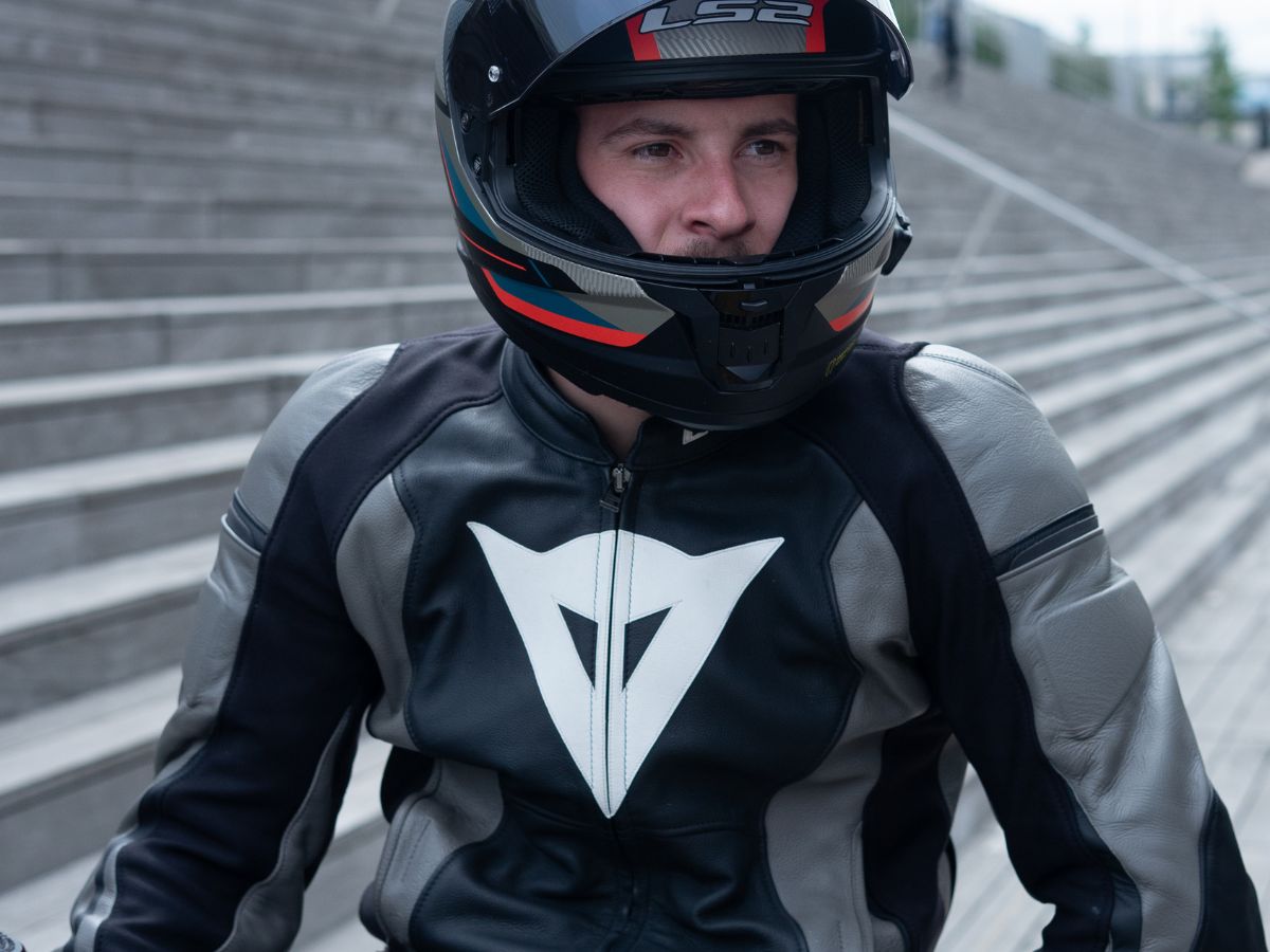 Moto trail sur route mixte, mettant en avant le confort et la capacité d'adaptation en conditions variées.