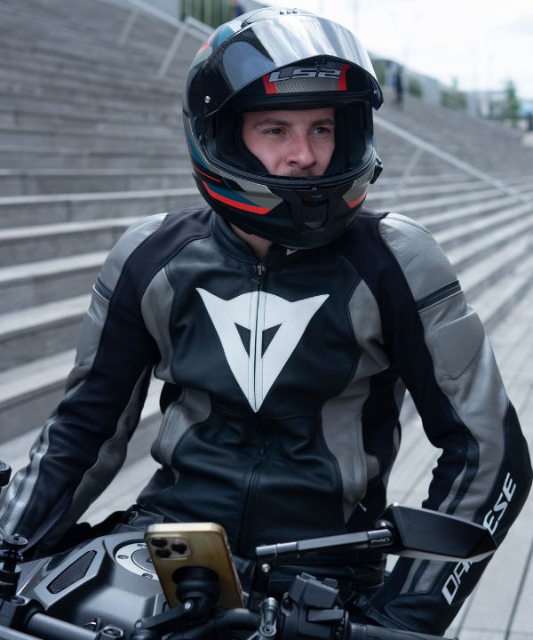 Moto trail sur route mixte, mettant en avant le confort et la capacité d'adaptation en conditions variées.