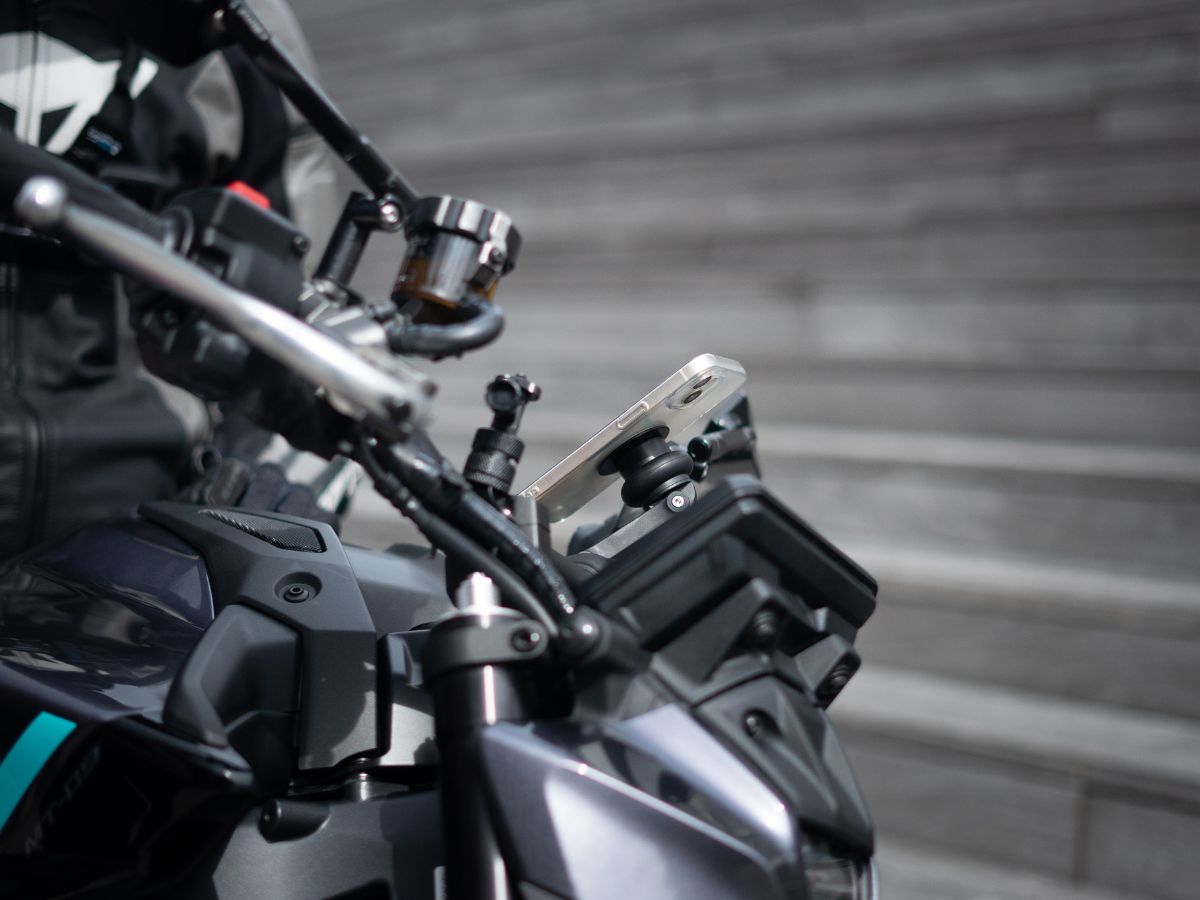 Téléphone fixé sur un support Shapeheart en moto duo, GPS visible, sécurité et accessibilité maximales.