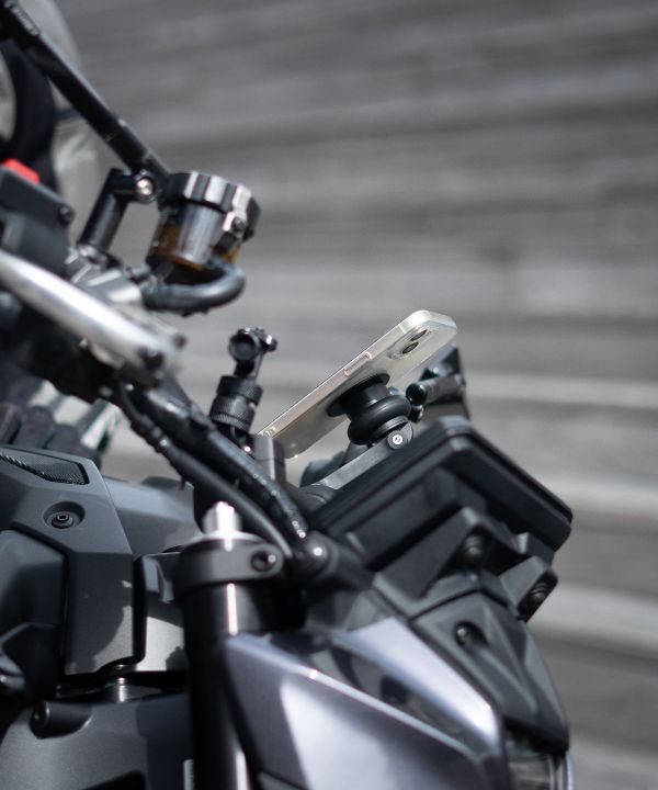 Téléphone fixé sur un support Shapeheart en moto duo, GPS visible, sécurité et accessibilité maximales.