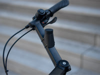 Support Shapeheart pour vélo Moustache - fixation sécurisée. Illustration de la fixation magnétique entre le support et la plaque métal assurant une tenue optimale sur terrains accidentés.