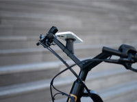Support Shapeheart pour vélo Moustache - téléphone en position. Vue montrant le téléphone fixé sur le support idéal pour suivre une navigation GPS ou écouter de la musique pendant vos trajets.