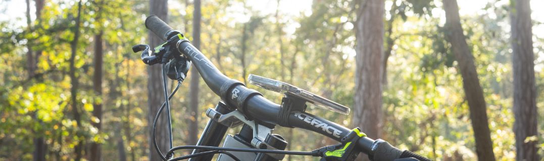 Cycliste sur route dégagée au lever du soleil, prêt pour une longue sortie avec équipement complet sur son vélo.