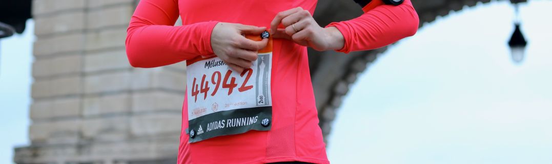 Maillot technique neuf avec un dossard à fixer sans épingles visibles.