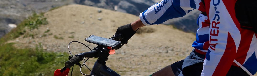 Un vététiste en pleine descente sur un sentier technique, illustrant l’importance d’un équipement fiable en VTT downhill.