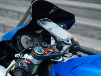 Smartphone monté grâce à la plaque métal sur support demi-guidon BOOST, orientation facile pour navigation GPS.