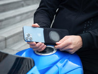 Insertion téléphone dans pochette magnétique : Pochette adaptée à toutes tailles de smartphones, protège contre les vibrations.