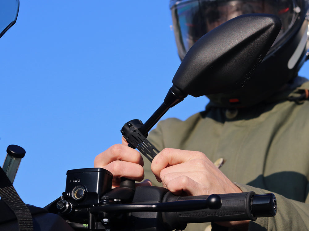 Accroche élastique Shapeheart pour rétroviseur de scooter - vue rapprochée. Illustration de l’installation des straps sur un rétroviseur soulignant leur robustesse et leur flexibilité.